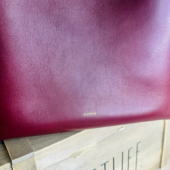 Cuyana Oversized Linea Bag • Smooth Leather • Cherry • MSRP $558 • Sold Out - Picture 7 of 11